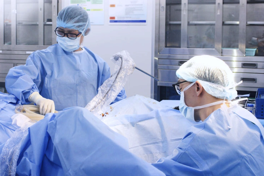 Các bác sĩ phẫu thuật xử lý tổn thương vùng kín cho bệnh nhân (Ảnh: BV).