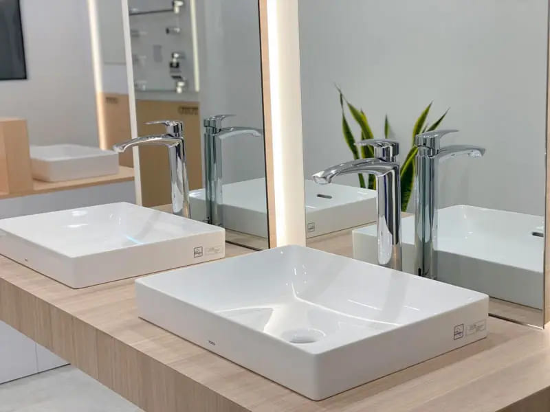 Nên thay thế chậu và vòi để tân trang cho căn nhà