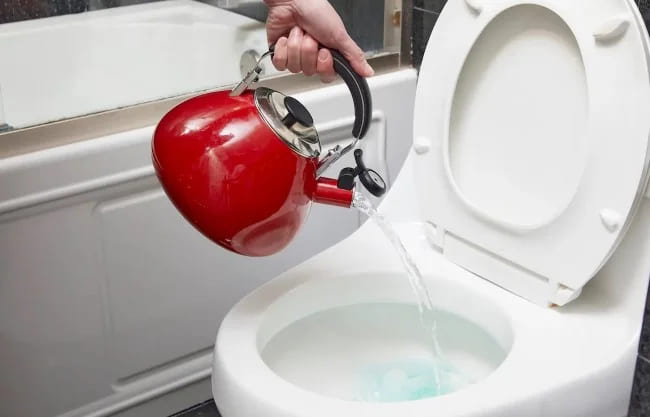 Cách xử lý nhanh khi bồn cầu đang bị tắc tại nhà