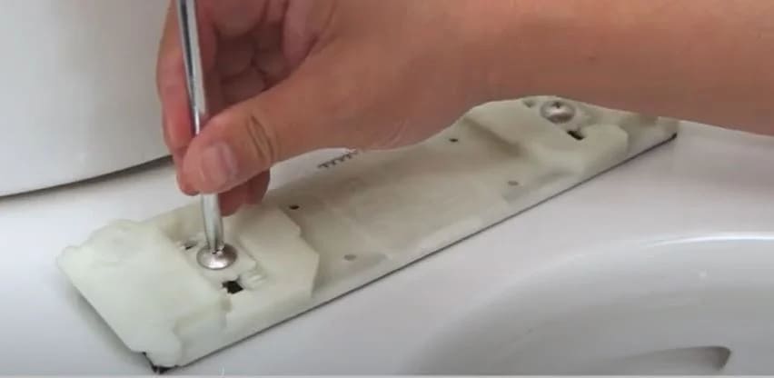 Vì sao nhiều người hiểu sai về việc vệ sinh nắp rửa điện tử?